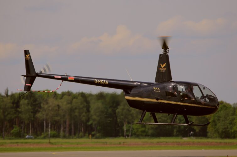 Robinson R44 Hubschrauber Takeoff