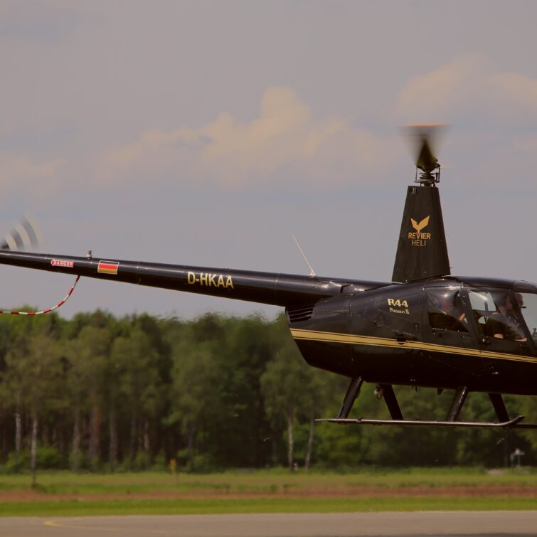 Robinson R44 Hubschrauber Takeoff